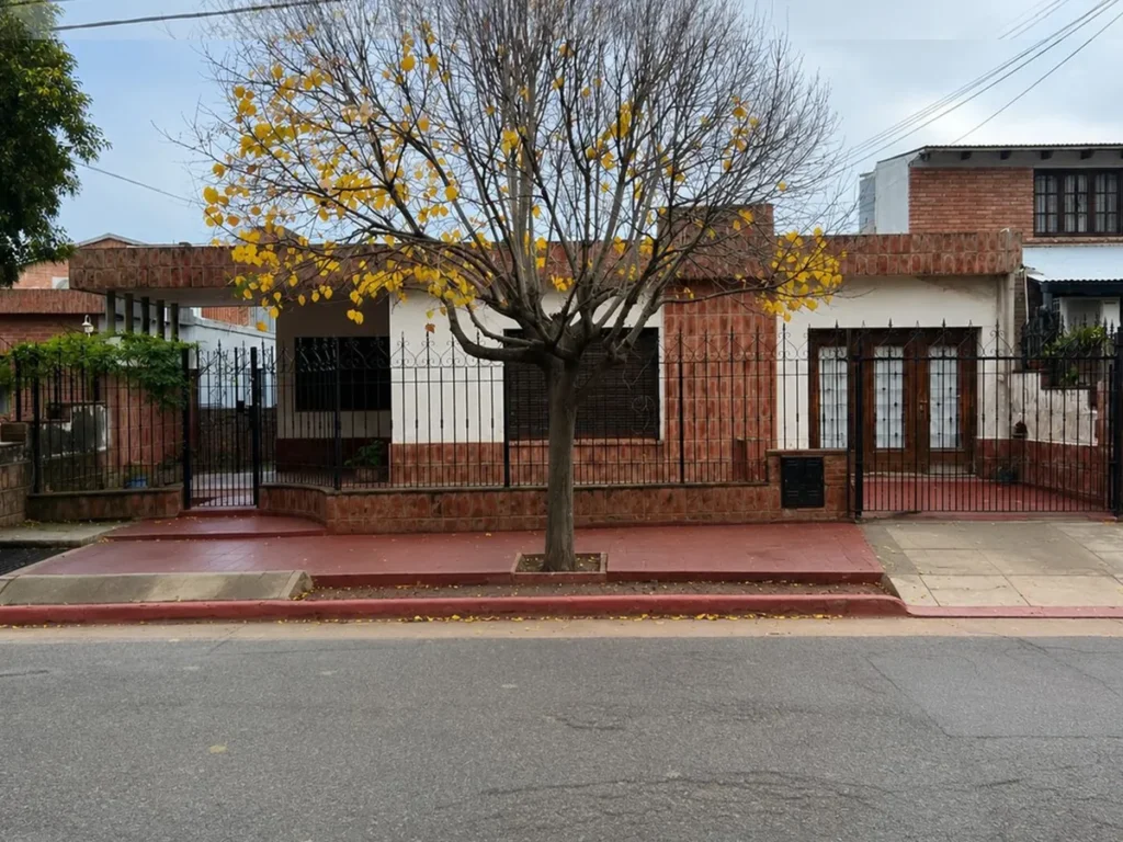 casa-con-departamento-independiente-y-piscina-en-barrio-norte-jesus-maria-00