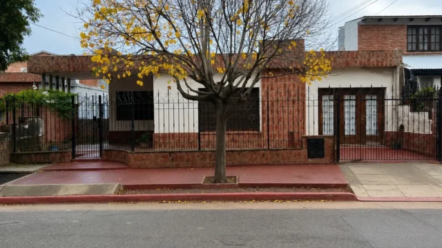 casa-con-departamento-independiente-y-piscina-en-barrio-norte-jesus-maria-00