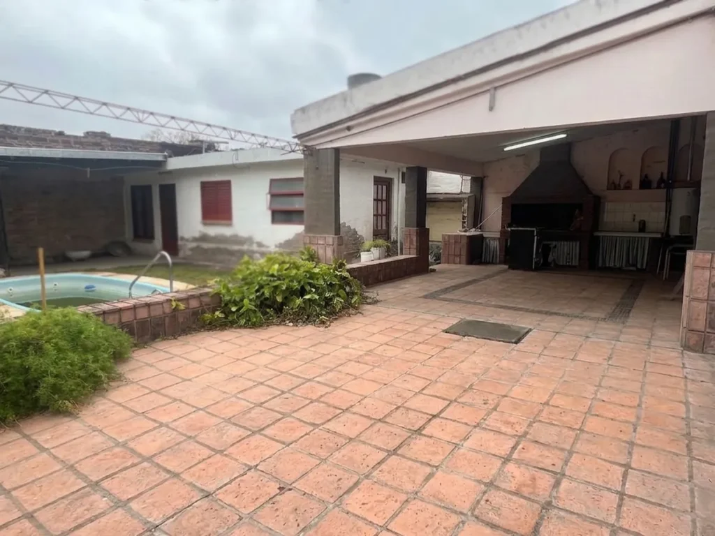 casa-con-departamento-independiente-y-piscina-en-barrio-norte-jesus-maria-02